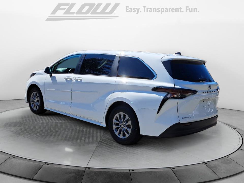 Used 2025 Toyota Sienna LE AWD/4WD image 6