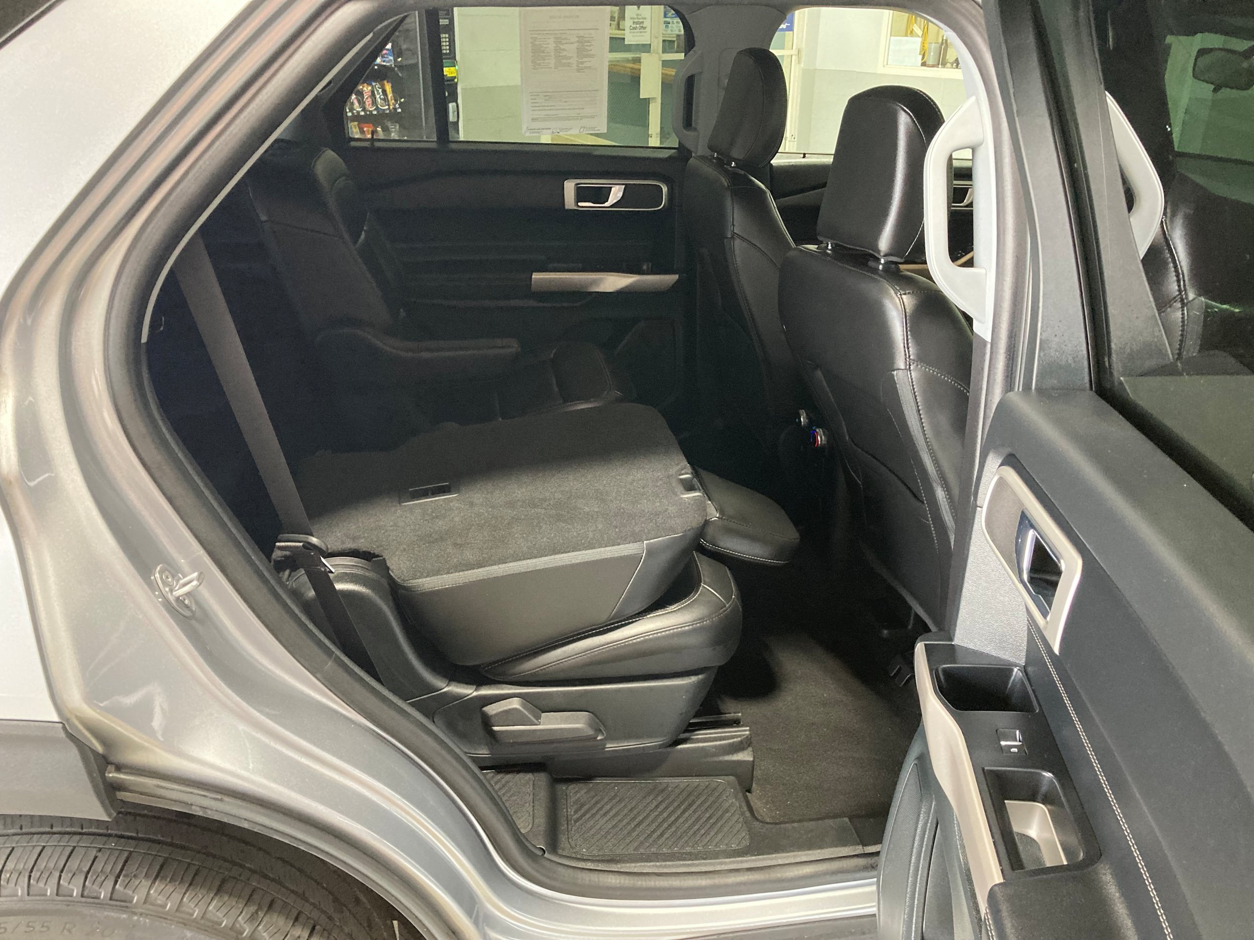 Used 2022 Ford Explorer XLT w/ Equipment Group 202A AWD/4WD image 10
