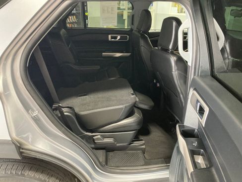 Used 2022 Ford Explorer XLT w/ Equipment Group 202A AWD/4WD image 10