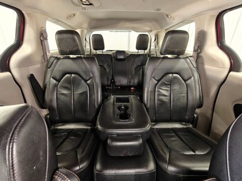 Used 2017 Chrysler Pacifica Touring-L FWD image 22