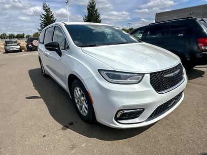 Used 2025 Chrysler Pacifica Select