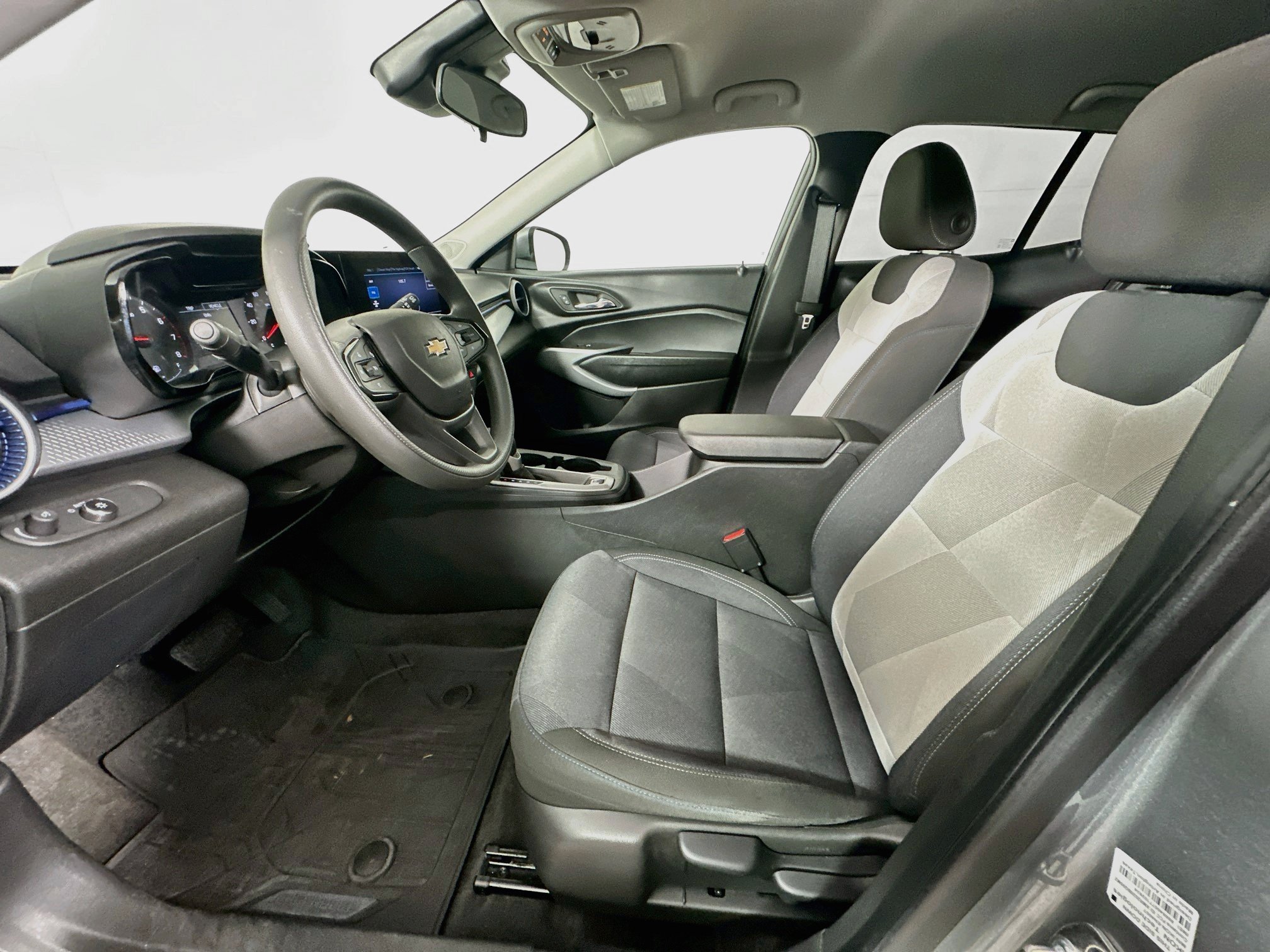 Used 2025 Chevrolet Trax LS w/ LS Convenience Package FWD image 13