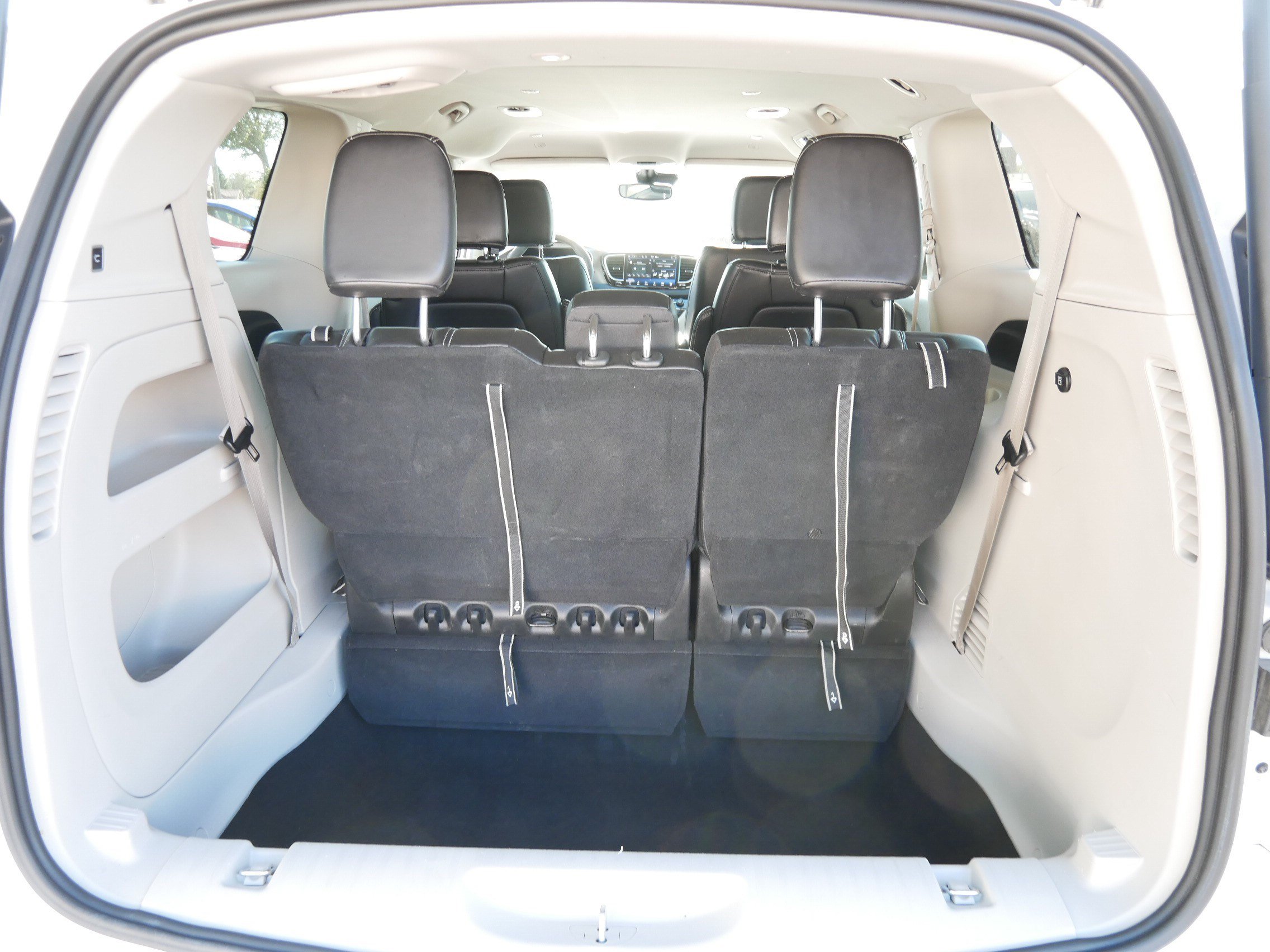 Used 2023 Chrysler Pacifica Touring-L FWD image 18