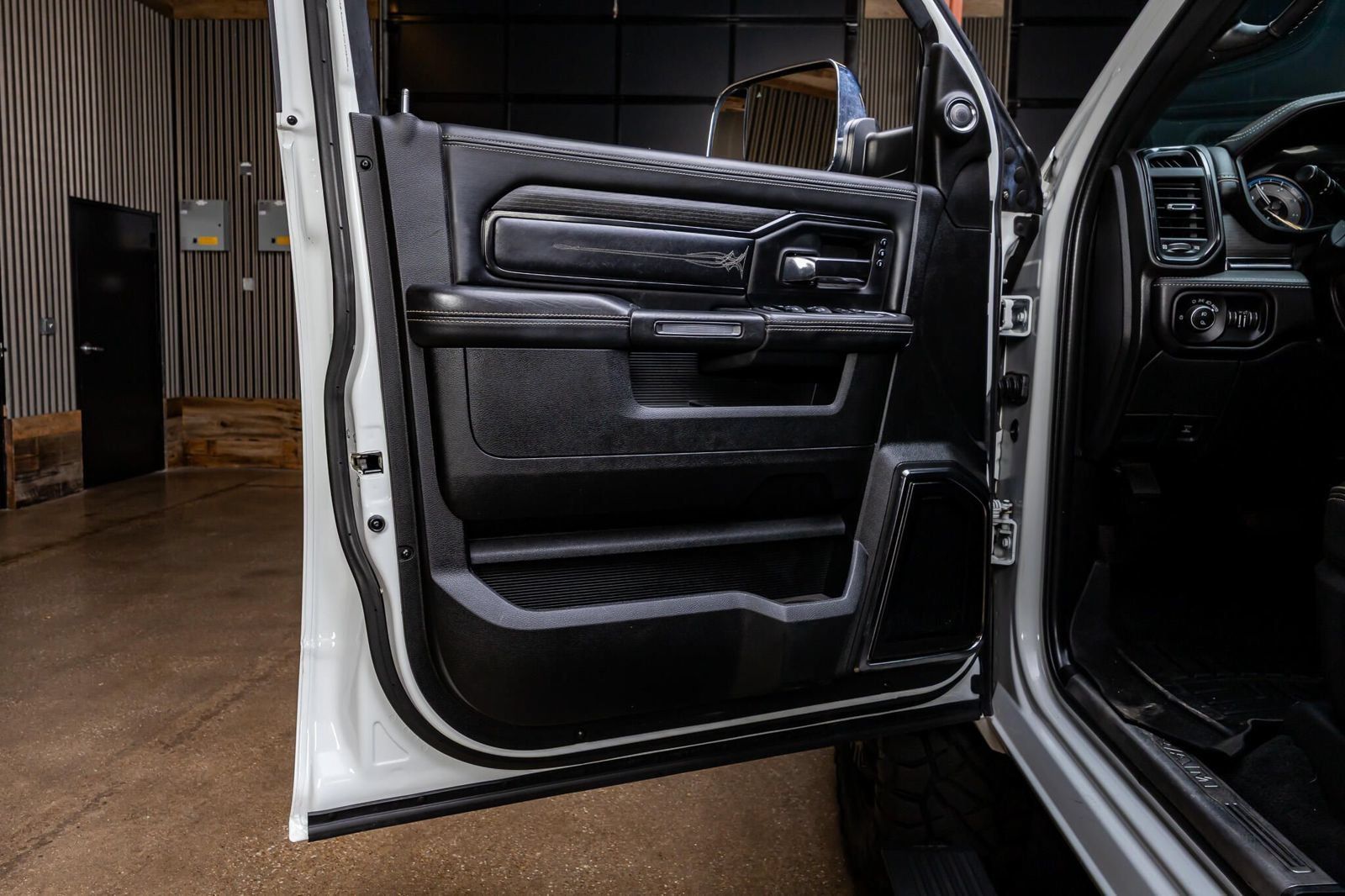 Used 2022 RAM 3500 Limited AWD/4WD image 42