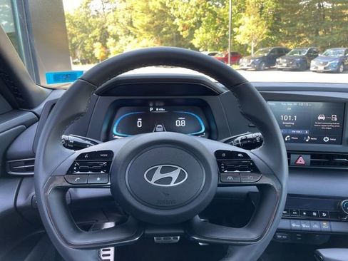 Used 2025 Hyundai Elantra Sport image 16