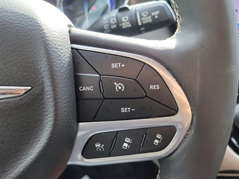 Used 2023 Chrysler Pacifica Touring-L FWD image 34