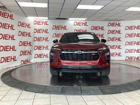 Used 2025 Chevrolet Trax RS w/ Sunroof Package FWD image 2
