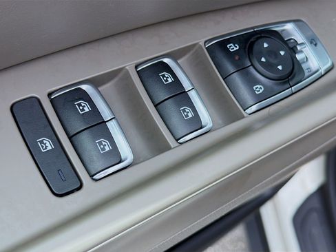 Used 2025 Kia Carnival EX FWD image 25