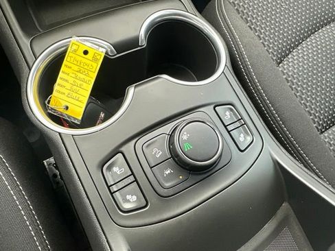 Used 2022 GMC Terrain SLE w/ Driver Convenience Package FWD image 16