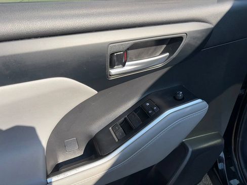 Used 2021 Toyota Highlander XLE AWD/4WD image 11