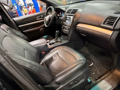 Used 2016 Ford Explorer XLT w/ Equipment Group 202A image 6