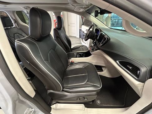 Used 2023 Chrysler Pacifica Limited image 40