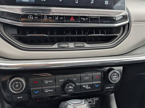 Used 2022 Jeep Compass Limited image 16