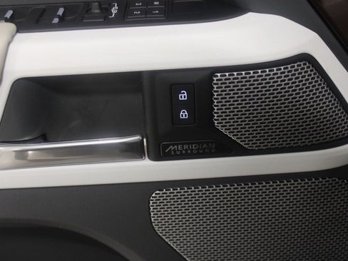 Used 2023 Land Rover Defender 130 SE image 19