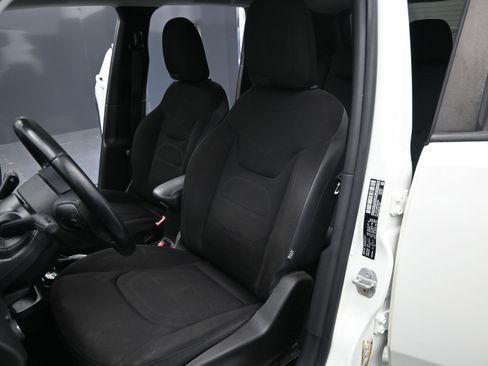 Used 2017 Jeep Renegade Altitude FWD image 22