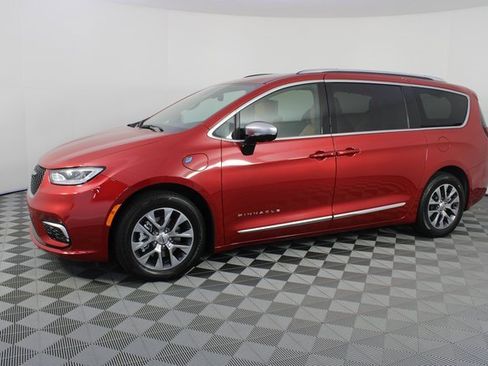 Used 2025 Chrysler Pacifica Pinnacle image 2