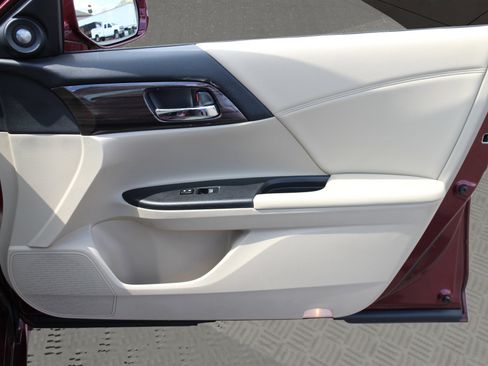 Used 2016 Honda Accord Touring image 18