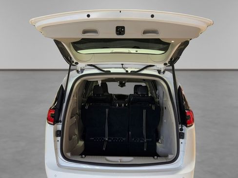 Used 2024 Chrysler Pacifica Touring-L image 11