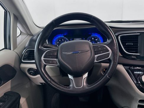 Used 2019 Chrysler Pacifica Touring-L FWD image 18