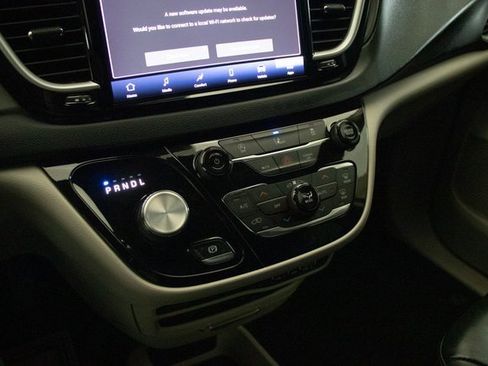 Used 2022 Chrysler Pacifica Touring-L image 32