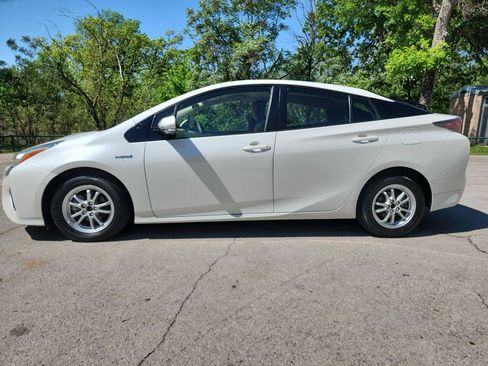 Used 2017 Toyota Prius Two w/ Prius Two Safety Plus Package image 4