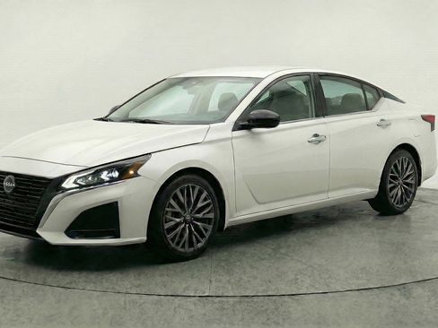 Used 2025 Nissan Altima 2.5 SV FWD image 3
