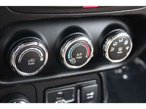 Used 2017 Jeep Renegade Latitude image 24