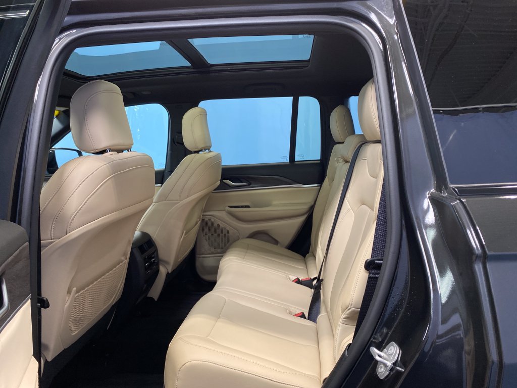 Used 2024 Jeep Grand Cherokee Limited AWD/4WD image 25