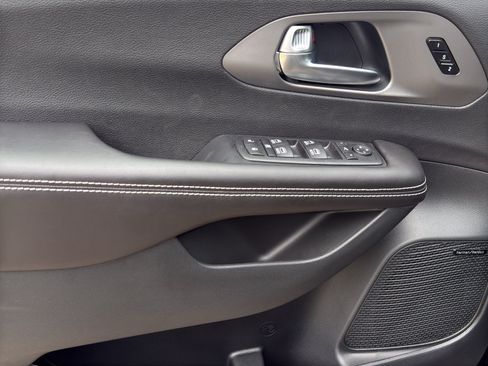 New 2027 Chrysler Pacifica Limited AWD/4WD image 14
