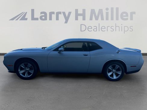 Used 2022 Dodge Challenger SXT image 2