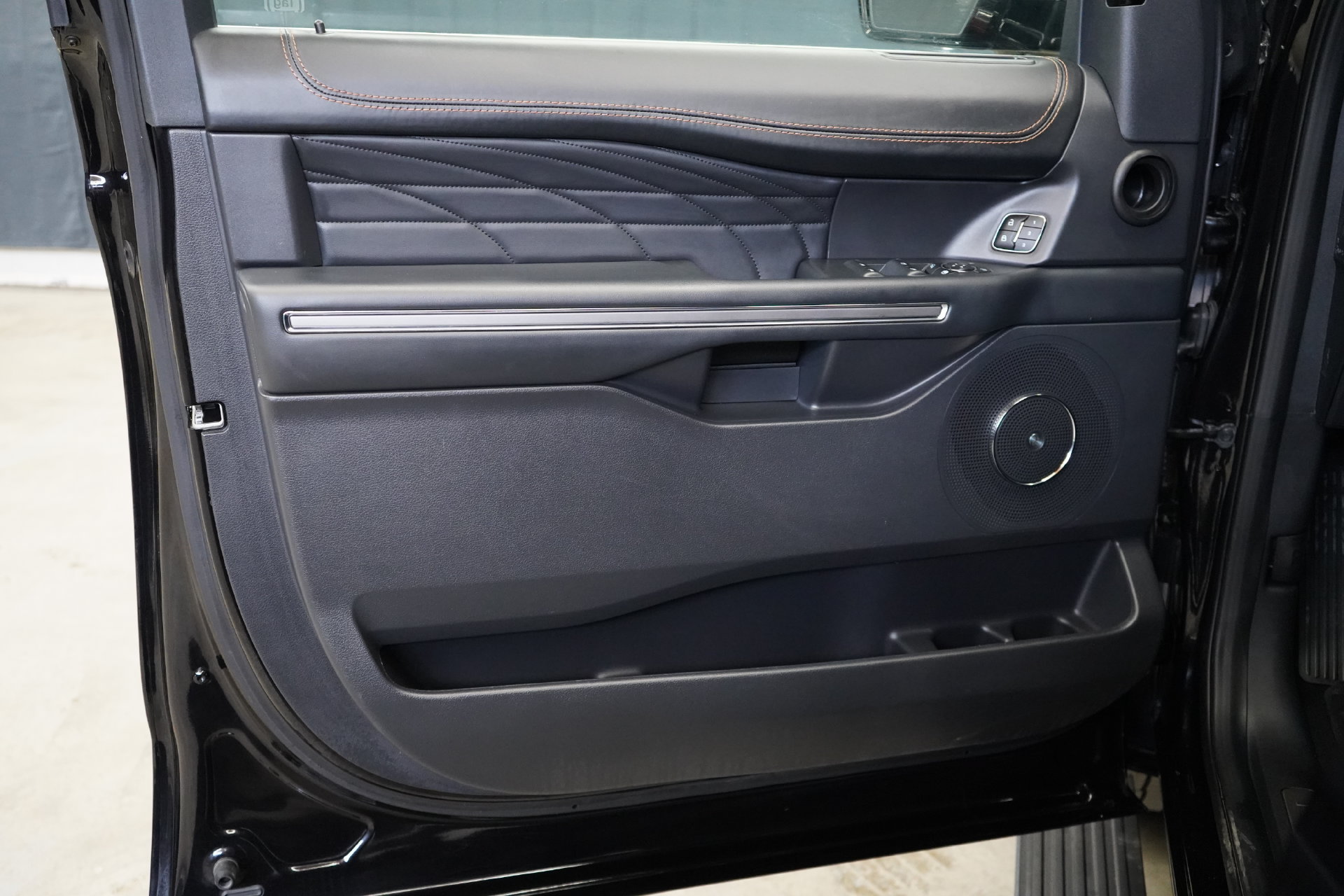 Used 2024 Ford Expedition Max Platinum AWD/4WD image 9