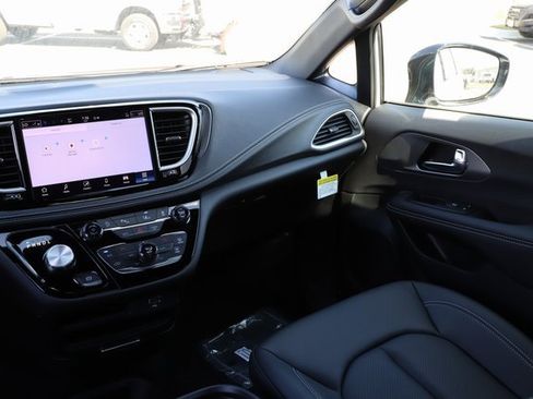 New 2026 Chrysler Pacifica Select image 28