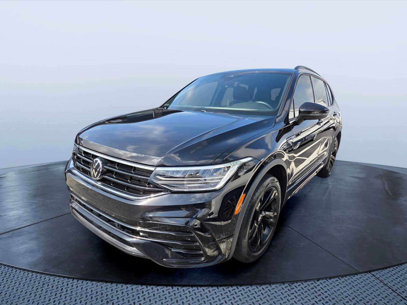 Used 2024 Volkswagen Tiguan SE R-Line FWD image 3