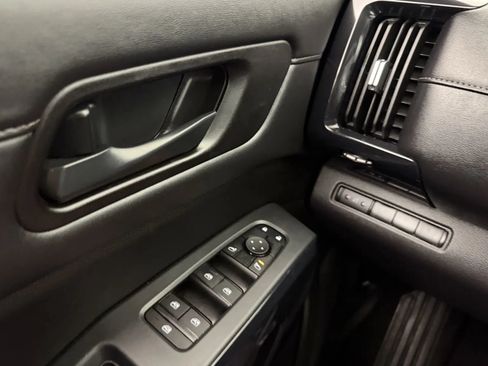 Used 2025 Nissan Pathfinder S AWD/4WD image 15