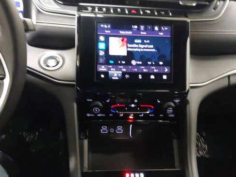 Used 2024 Jeep Grand Cherokee L Laredo image 20