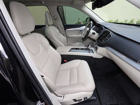 Used 2018 Volvo XC90 T6 Momentum w/ Convenience Package AWD/4WD image 7