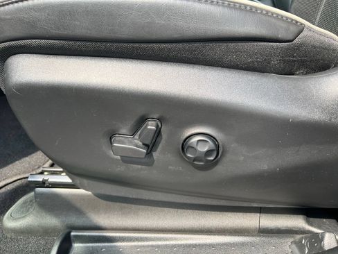 Used 2025 Chrysler Pacifica Limited FWD image 9