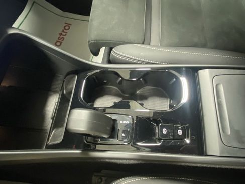 Used 2025 Volvo XC40 B5 Plus image 26