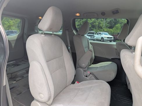 Used 2018 Toyota Sienna L FWD image 22