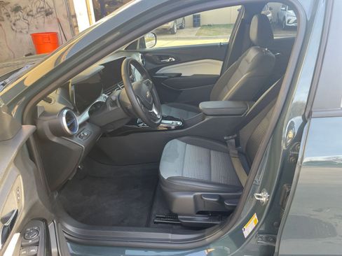 Used 2025 Chevrolet Trax LT w/ LT Convenience Package image 30