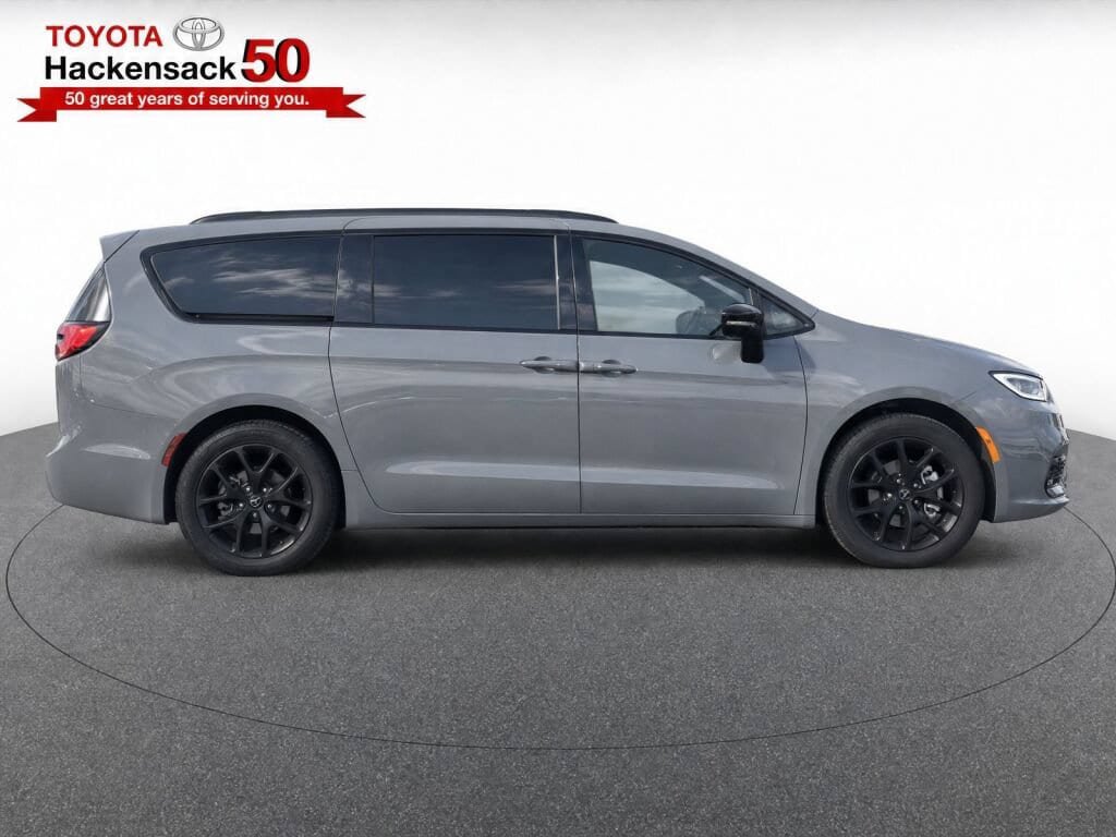 Used 2025 Chrysler Pacifica Limited FWD image 8