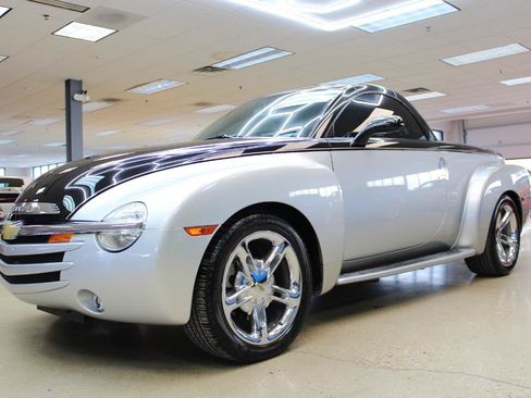 Used 2006 Chevrolet SSR w/ Preferred Equipment Group RWD image 3