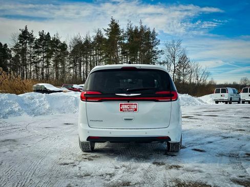 New 2026 Chrysler Pacifica Select image 4