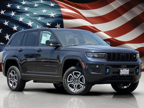 Used 2023 Jeep Grand Cherokee Trailhawk w/ Advanced Protech Group II AWD/4WD image 1