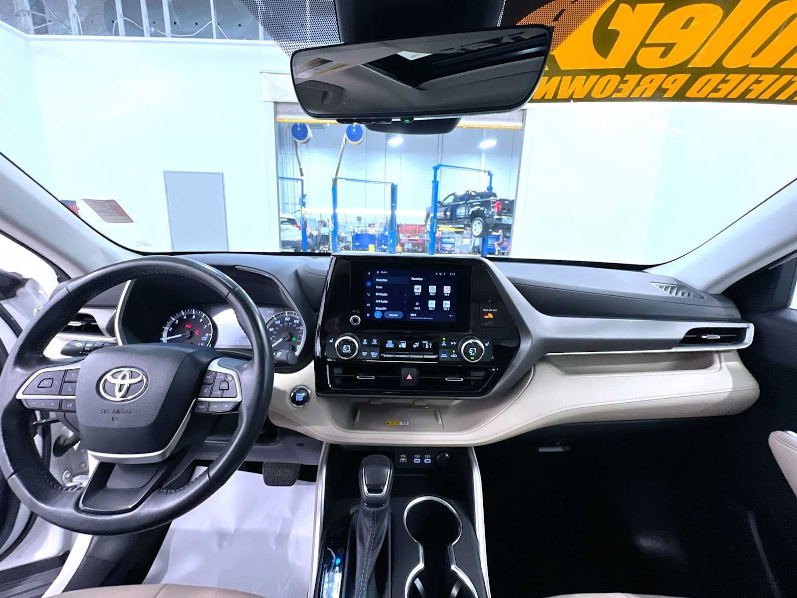 Used 2023 Toyota Highlander XLE AWD/4WD image 23