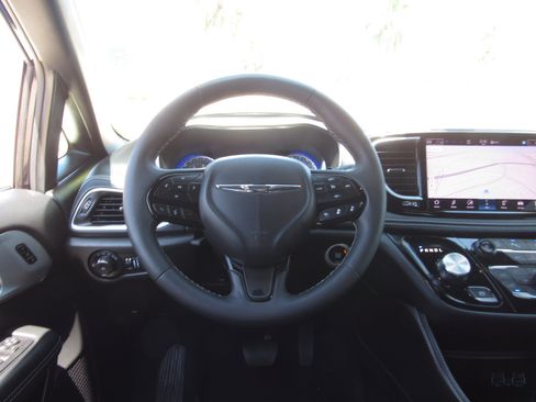 Used 2025 Chrysler Pacifica Limited FWD image 25