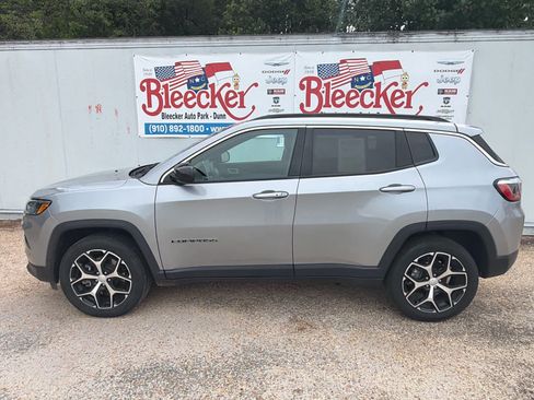 Used 2024 Jeep Compass Latitude AWD/4WD image 7