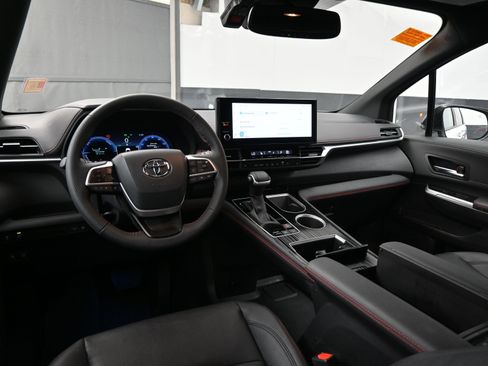 Used 2025 Toyota Sienna XSE image 17