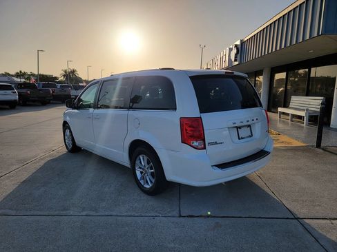 Used 2020 Dodge Grand Caravan SXT FWD image 3