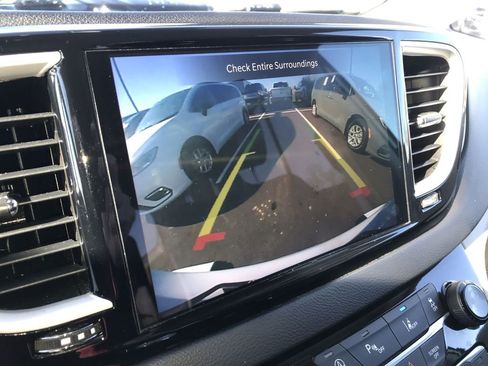 Used 2022 Chrysler Pacifica Touring-L image 17